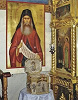 Прп. Силуан Афонский. Икона из иконостаса Покровского храма Свято-Пантелеимонова мон-ря на Афоне и ковчег с главой преподобного. Фото: alexandrtrofimov.ru