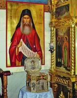 Прп. Силуан Афонский. Икона из иконостаса Покровского храма Свято-Пантелеимонова мон-ря на Афоне и ковчег с главой преподобного. Фото: alexandrtrofimov.ru