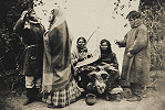 Медвежий праздник. Фотография из экспедиции И. С. Полякова. 1876 г. (Музей антропологии и этнографии им. Петра Великого РАН)