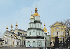 Вид на церковь Озерянской иконы Божией Матери (1893–1896), Покровский собор (1689) и юж. ризалит архиерейского дома (1820–1826). Фотография. 2018 г. Фото: Н. А. Мерзлютина