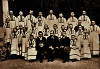 Группа Синодального хора в Ницце. Сидят в центре: регент Н. М. Данилин, прокурор Московской Синодальной конторы Ф. П. Степанов, преподаватель И. П. Рождественский. Фотография. 1912 г.