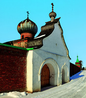 Монастырская ограда и собор во имя свт. Николая Чудотворца. Фотография. 2013 г. Фото: А. В. Слезкин