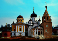 Свято-Троицкая церковь (1813–1819), Успенский собор и колокольня с зап. стороны. Фотография. 2010 г. Фото: А. В. Слезкин