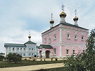 Церковь в честь Казанской иконы Божией Матери (1638, перестроена в 1838) и собор во имя свт. Николая Чудотворца (1738–1751). Фотография. 2019 г. Фото: Николо-Чернеевский монастырь