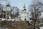 Церковь прор. Илии (90-е гг. XI в., перестроена в 1649) и колокольня (1908–1910) при входе в Антониевы пещеры в Чернигове. Фотография. 2006 г. Фото: А. В. Слезкин
