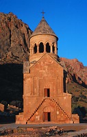 Церковь Аствацацин мон-ря Нораванк. Вид с запада. 1331–1339 гг.