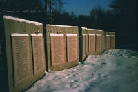 Памятные доски со списками жертв, расстрелянных на Бутовском полигоне. Фотография. Кон. 90-х гг. XX в.