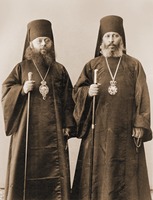 Епископы Леонид (Окропиридзе) (слева) и Кирион (Садзаглишвили) (впосл. Католикосы-Патриархи Грузии). Фотография. 1906 г.