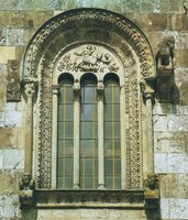Декор окна на зап. фасаде кафоликона мон-ря Дечаны