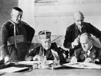 Б. Муссолини и кард.-гос. секретарь П. Гаспарри подписывают Латеранские соглашения. 1929 г.