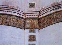 Изразцовый декор церкви во имя ап. Иоанна Богослова. Фотография. 2001 г.