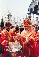 Патриарх Московский и всея Руси Алексий II совершает малое освящение воды в Троице-Сергиевой лавре на праздник иконы Божией Матери «Живоносный Источник»
