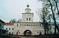 Надвратная ц. во имя арх. Михаила. 1683–1689 гг. Фотография. 2002 г.