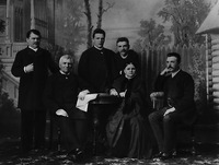 П. А. Бахрушин с женой и сыновьями (слева направо): Алексеем, Константином, Николаем, Дмитрием. Фотография. Кон. XIX в.