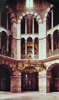 Ахенская капелла. Внутренний вид октогона со светильником Фридриха Барбароссы. XII в.
