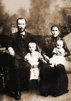Е. С. Тихонравов с женой и детьми. Фотография. Нач. XX в.