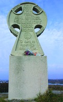 Крест, установленный на валах городища Ст. Рязань в память защитников города. Фотография. 2005 г.
