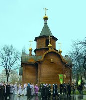 Крестный ход вокруг храма-часовни в честь Державной иконы Божией Матери в день престольного праздника. Фотография. 2007 г.