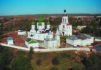 Панорама мон-ря с юго-востока. Фотография. 1998 г. Архитектурные памятники мон-ря: 1. Дворцовый собор в честь Рождества Богородицы. 1751 г. (фундамент XII в.) 2. Дворцовая лестничная башня и переход. 1158–1165 гг. Колокольня. XVIII в. 3. Киворий. XVII в. 4. Собор в честь Боголюбской иконы Божией Матери. 1866 г. 5. Ц. в честь Благовещения Божией Матери. 1683–1804 гг. 6. Святые врата, колокольня и надвратная ц. в честь Успения Божией Матери. 1841 г. 7. Келейные корпуса, ограда, башни. XVIII–XIX вв.