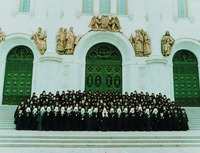 Участники Архиерейского Собора 2000 г. перед храмом Христа Спасителя