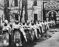 Возвращение духовенства после погребения еп. Анастасия (Кононова) на Рогожском кладбище в Москве. Фотография. 1986 г.