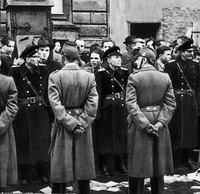 Берлин весной 1949 г. Восточно- и западно-берлинская полиция на границе секторов на ул. Бернау. Фотограф Г. Гронефельд