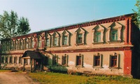 Трапезная мон-ря (бывш. дворянский корпус). Фотография. 2004 г.