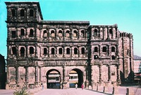 Порта Нигра (Чёрные ворота) в Трире. Ок. 313–316 гг. Фотография. 2002 г.
