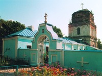 Церковь в честь Иверской иконы Божией Матери и св. врата мон-ря. Фотография. 2004 г.
